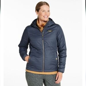 L.L. Bean Women's Mountain Classic Puffer Hooded Jacket In Navy, Size S